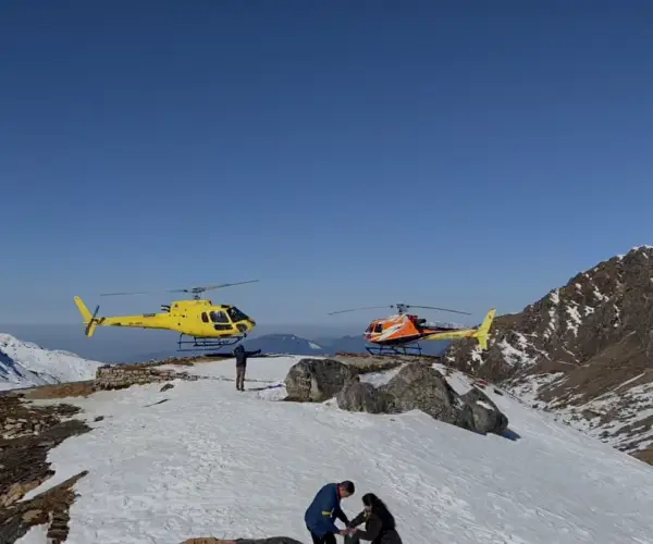 ゴサイクンダ湖ヘリコプターツアー
